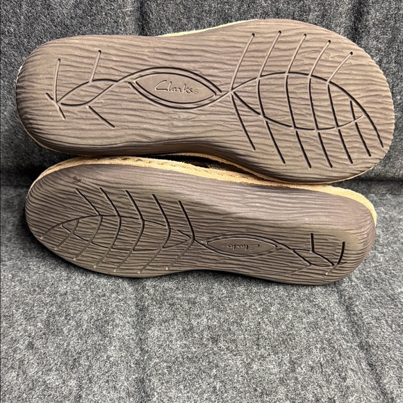 Clarks Metallic Flower Sandals - Picture 7 of 8